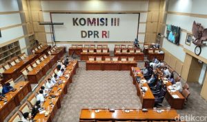 komisi-iii-dpr-ri-menggelar-rapat-dengar-pendapat-umum-rdpu-dengan-aliansi-mahasiswa-nusantara-aman-membahas-rancangan-kitab-u-1760499008687_169